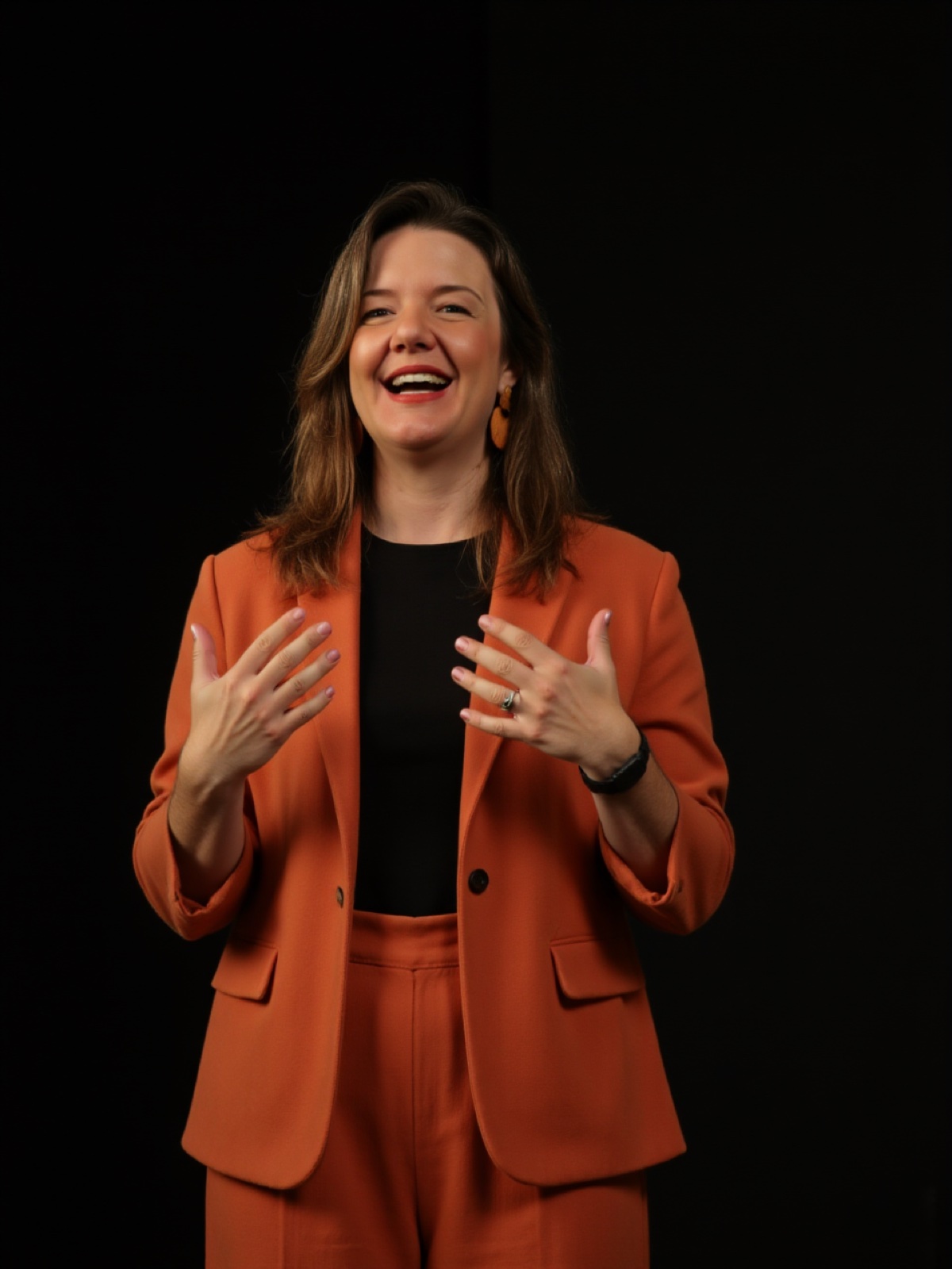 Bia Mussi rindo com expressão de presença e abertura