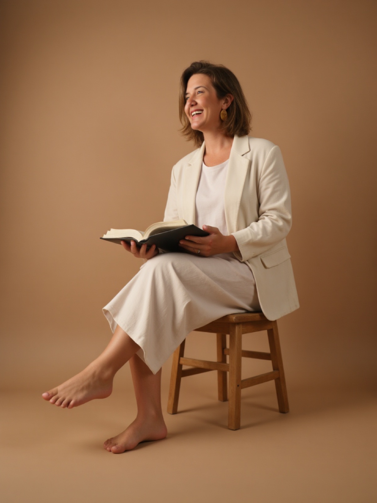 Bia Mussi sentada lendo um livro, atmosfera de estudo e prática
